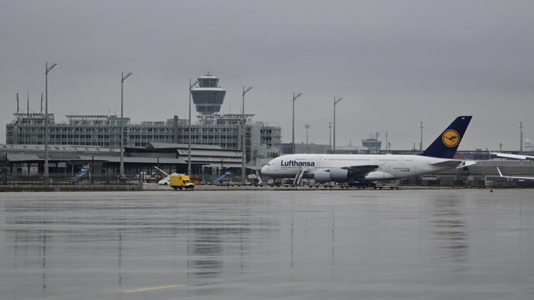 Lufthansa 2024 profits dive amid strikes, rising costs