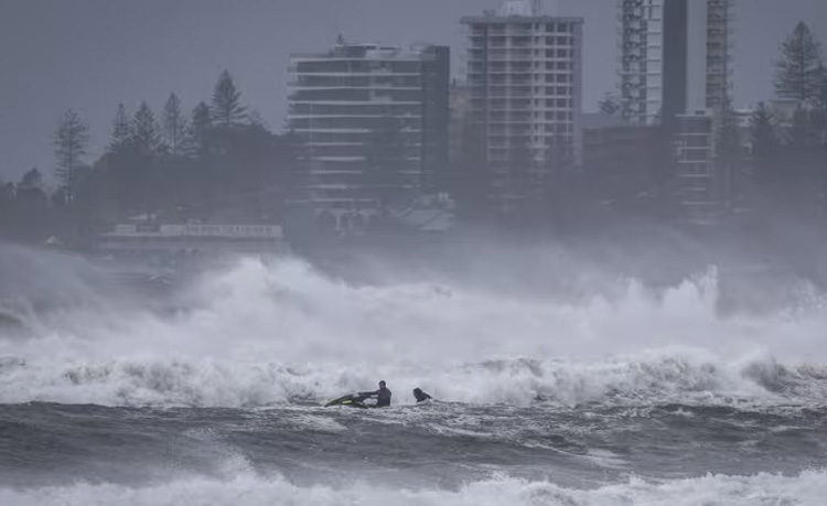'Erratic' cyclone creeps towards eastern Australia