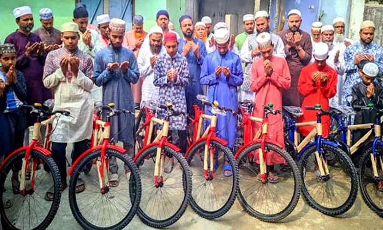 8 teenagers get bicycles for offering 5-time prayers for 40 days 