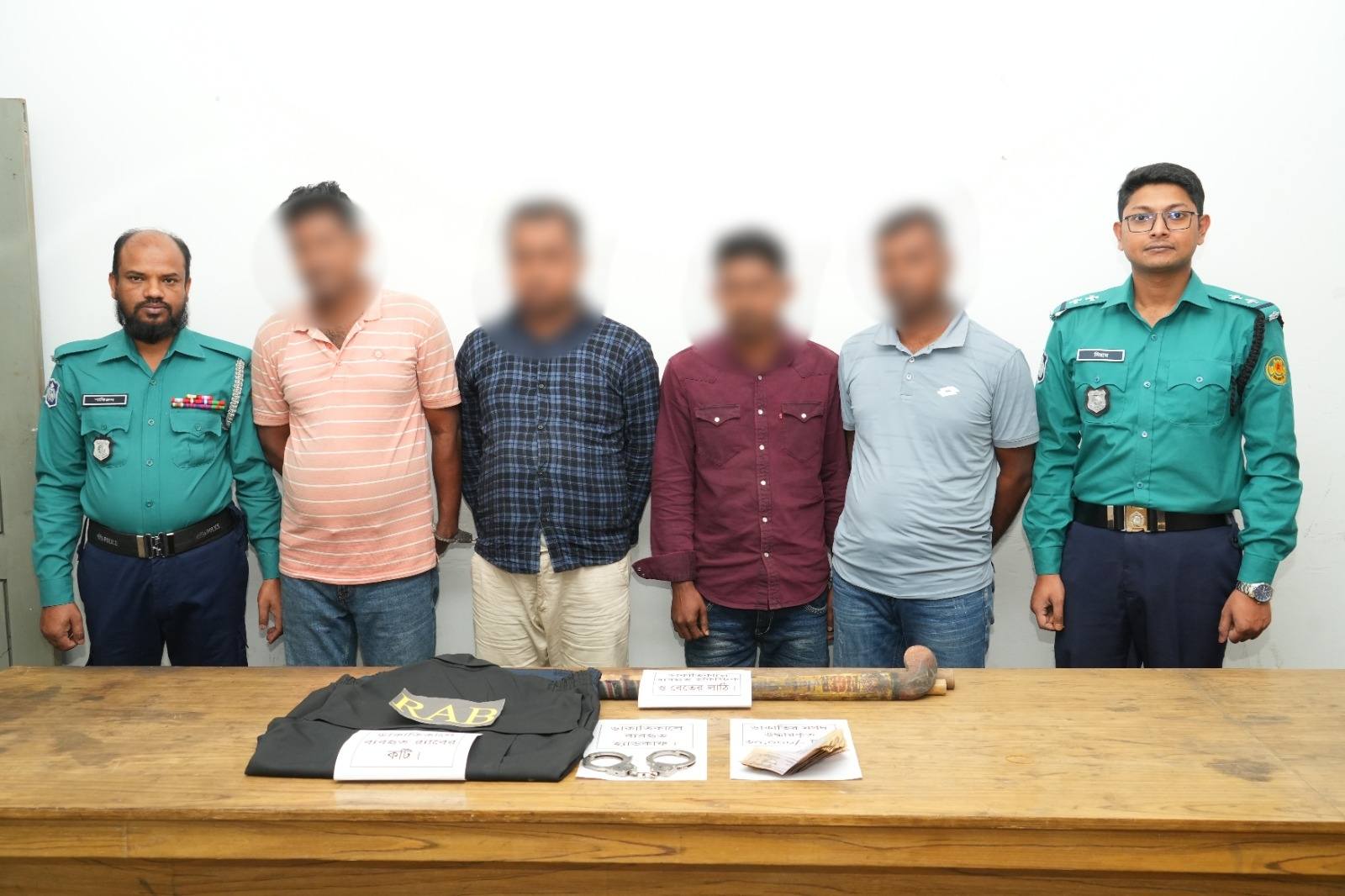 8 robbers held in capital
