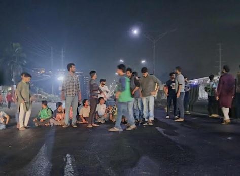 JU students block Dhaka-Aricha highway demanding punishment of rapists