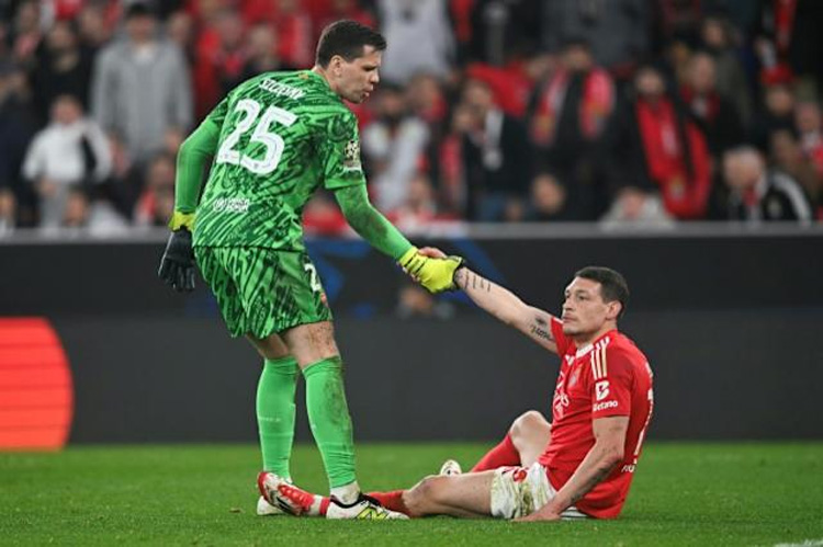 Settled Szczesny paying off Barca bet as Benfica visit