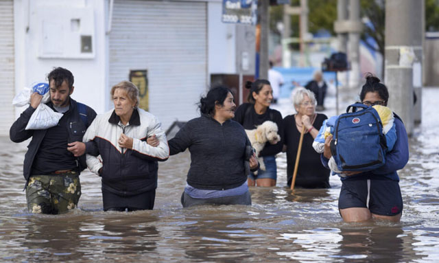Argentina searches for baby, sister swept away by floods
