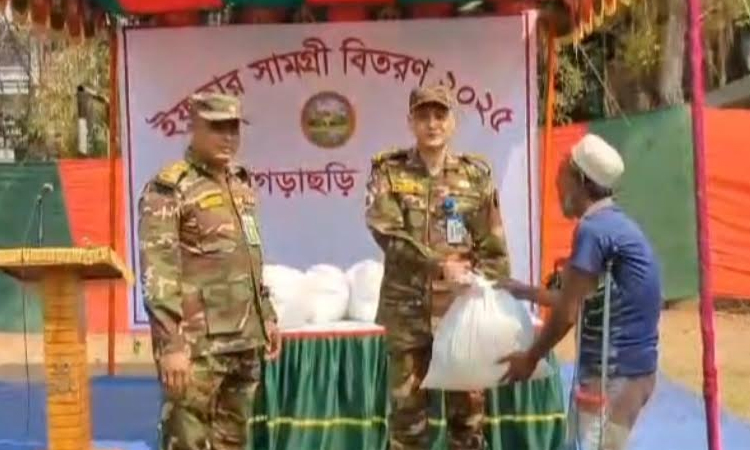 Army distributes iftar items among destitute people in Khagrachhari