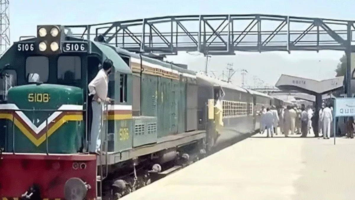 Militants hold 450 train passengers hostage in Pakistan