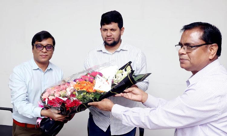 Upon arrival at BSS, its Managing Director and Chief Editor Mahbub Morshed and Managing Editor Fazlul Haque greeted Information Adviser Mahfuj Alam with a bouquet of flowers. Photo: BSS