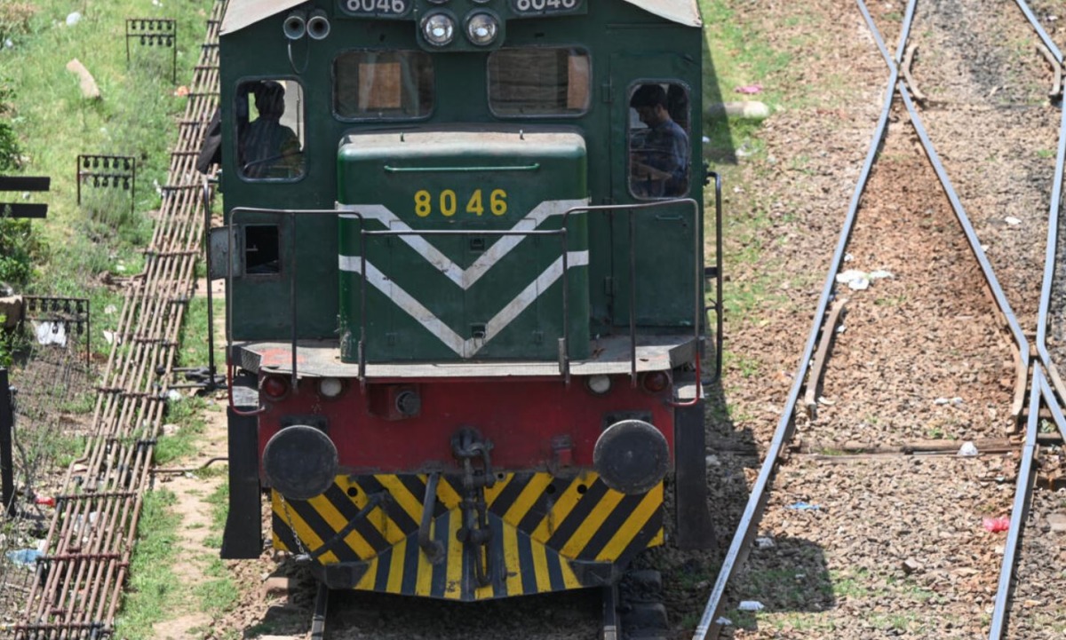 Dozens of hostages freed, hundreds still held in Pakistan train siege