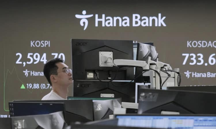 Asian stocks wobble as US inflation fails to ease trade worries