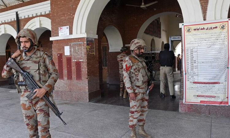 At least 25 bodies retrieved from Pakistan train siege