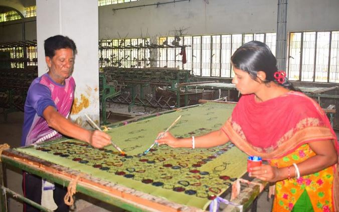 Silk manufacturing, marketing becomes vibrant ahead Eid in Rajshahi