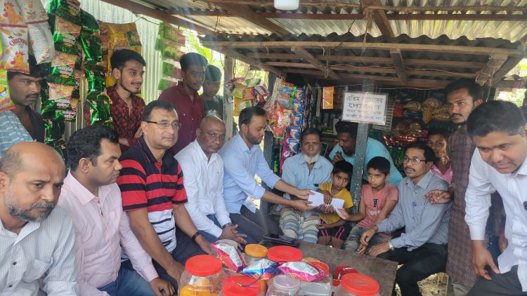 Tarique Rahman stands by two orphans in Pabna
