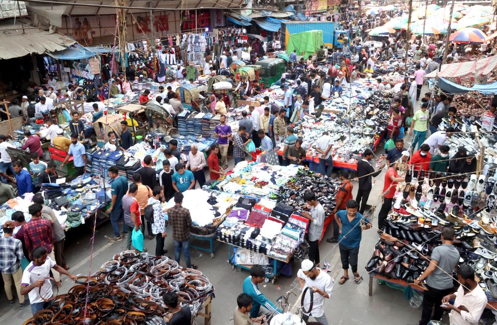 Footpath markets abuzz with low-income people for Eid shopping