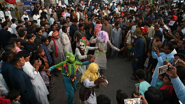In a Pakistan desert town, Holi and Ramadan come together