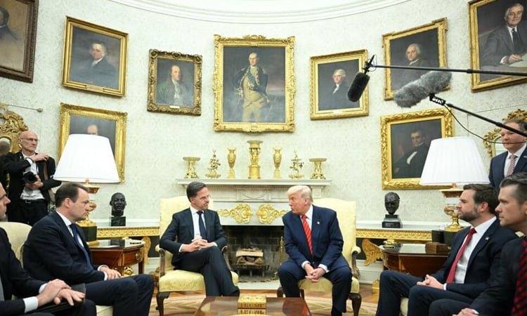 Trump brings the bling with Oval Office makeover