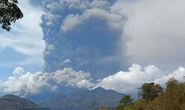 Flights cancelled after Indonesia volcano eruption