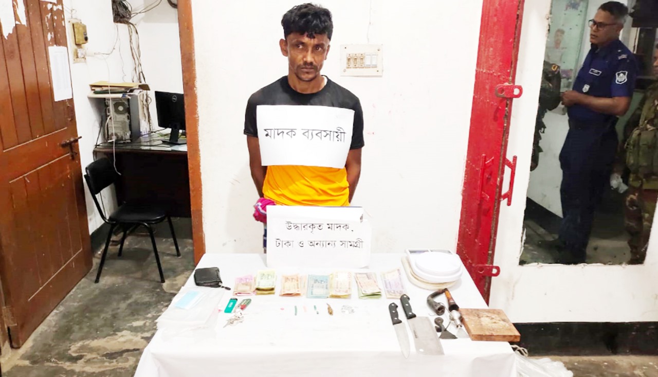 Drug peddler arrested, recovered local weapons in Chandpur 