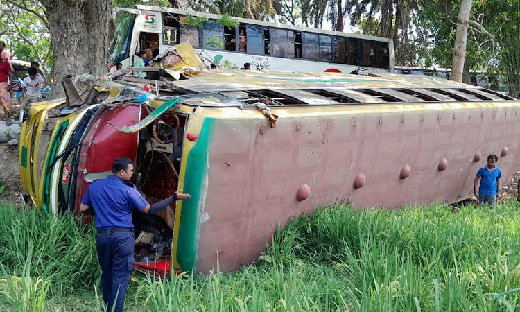 15 injured in head-on collision between two buses in Madaripur 