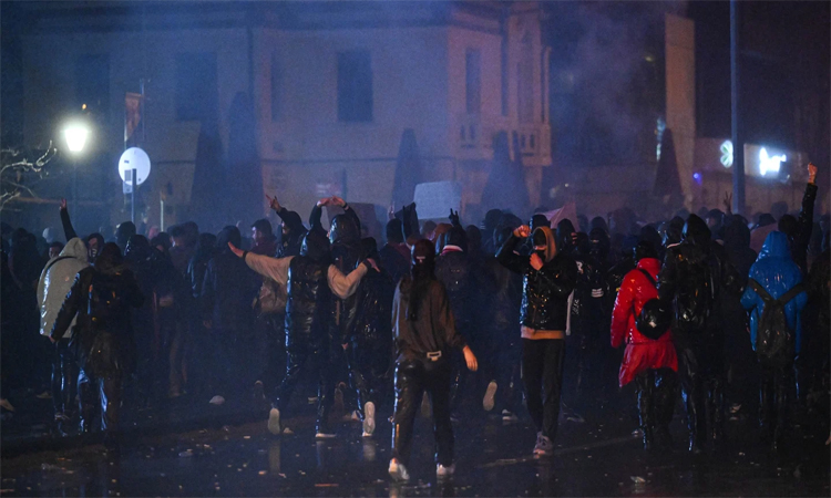 Hundreds arrested as Turkey protesters defy crackdown
