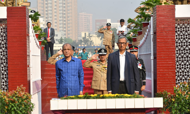 Jahangir pays tributes to martyred policemen at Police Memorial