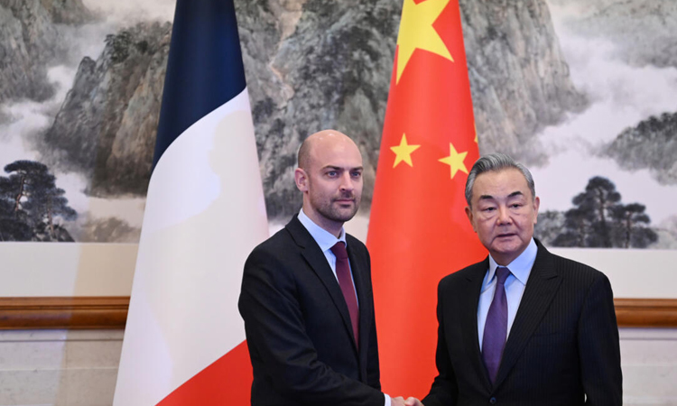 In Beijing, France FM urges 'powerful' ties with China