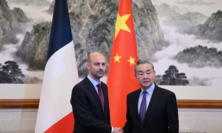 France opposes 'any form of trade war', FM tells China