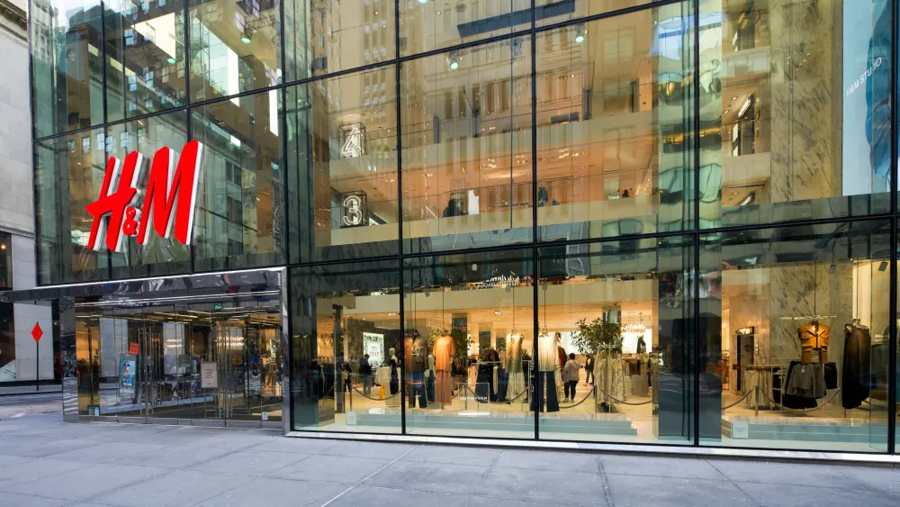 H&M earnings hit by discounts, strong currency