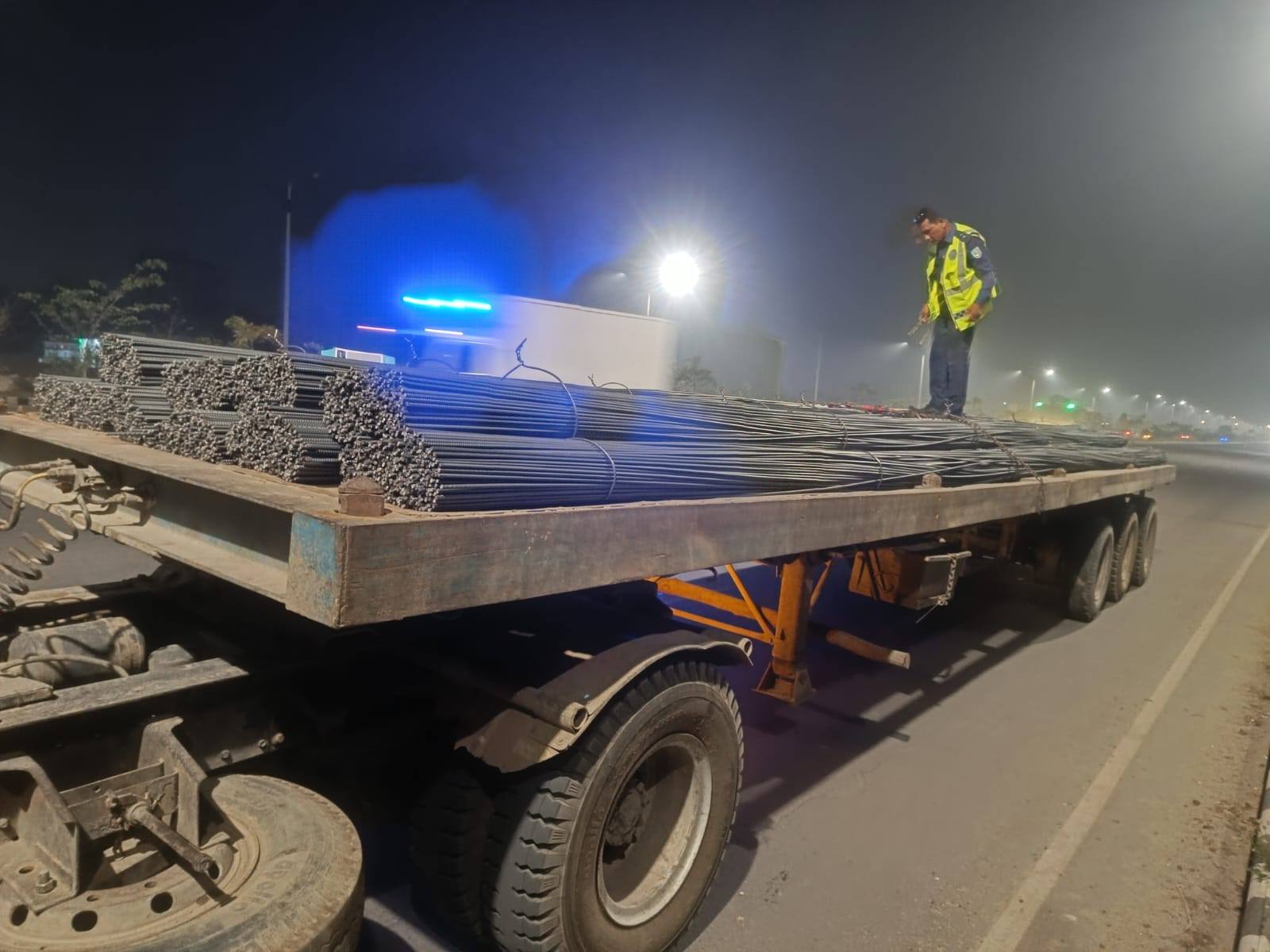 Police arrests 2 robbers, recovers iron rod-laden lorry