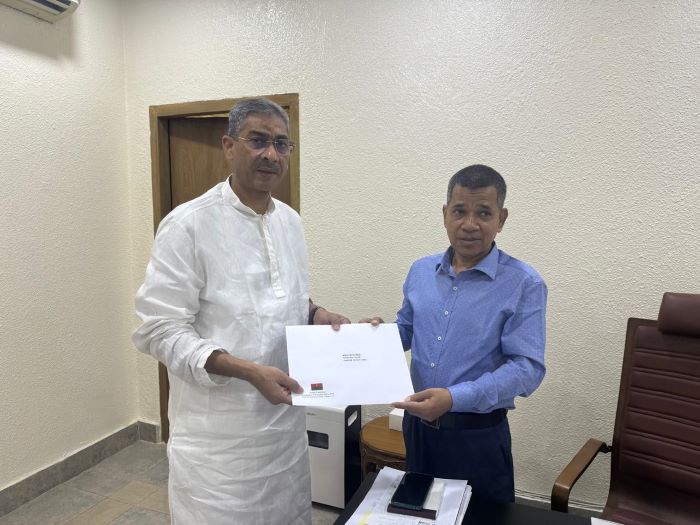 BNP Joint Secretary General Shahid Uddin Chowdhury Annie delivered the  Eid-ul-Fitr greeting card to Chief Adviser's Secretary Saifullah Panna. Photo: Collected