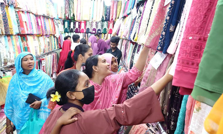 Last-moment of Eid shopping picks up pace