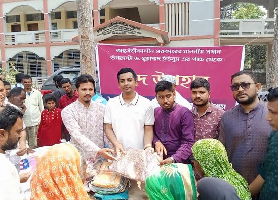 Over 400 poor people get Eid gifts in Kurigram
