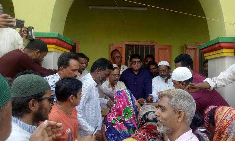 BNP distributes saris, lungis among distressed people