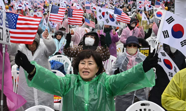 Rallies grow in South Korea as court weighs president's fate