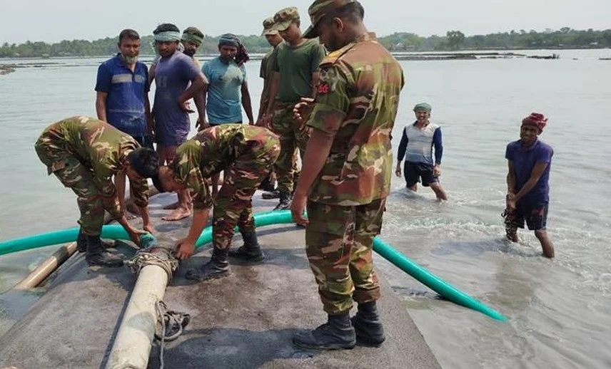 Army assists locals in repairing breached embankment in Satkhira