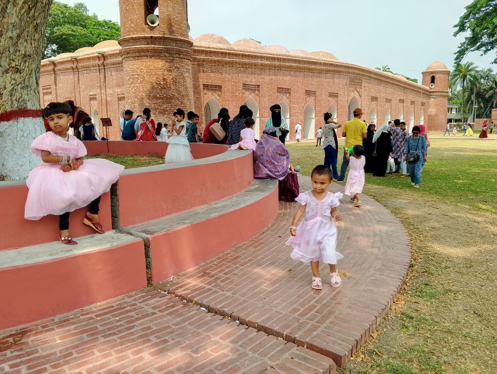 Shait Gumbuz Mosque complex bustling with tourists during Eid vacation 