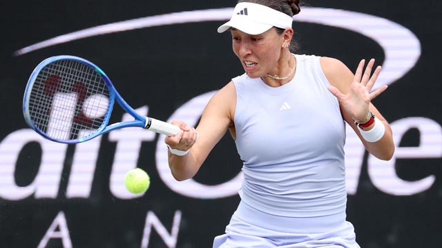 Top seed Pegula rallies to oust defending champ Collins in Charleston