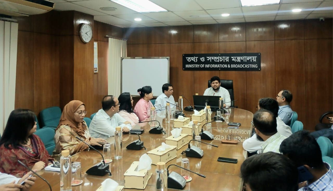 Information adviser exchanges Eid greetings with ministry officials 