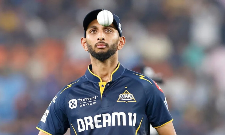 Reverse swing delights IPL bowlers after lifting of saliva ban