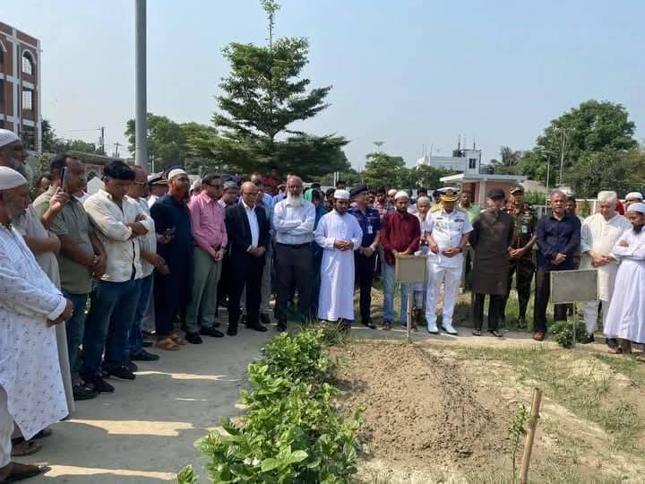 Advisers visit July martyrs' graves in Munshiganj