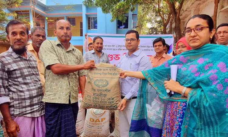 Agro-incentive distributed among 1,220 farmers in Naogaon