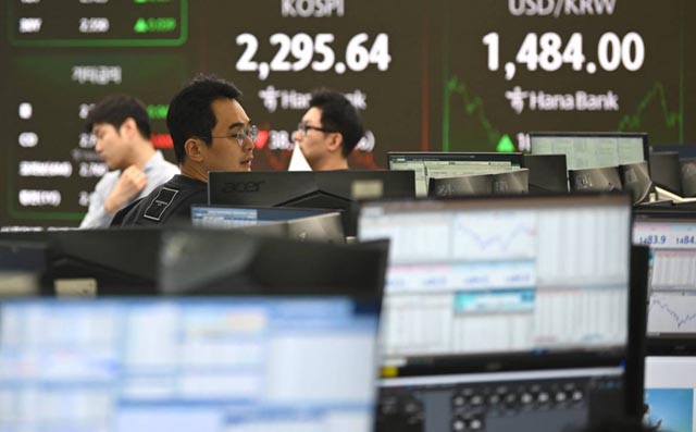 Asia stocks rebound after Trump tariff reversal