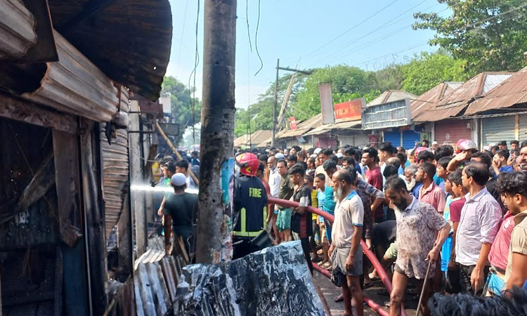 17 shops gutted in Chandpur