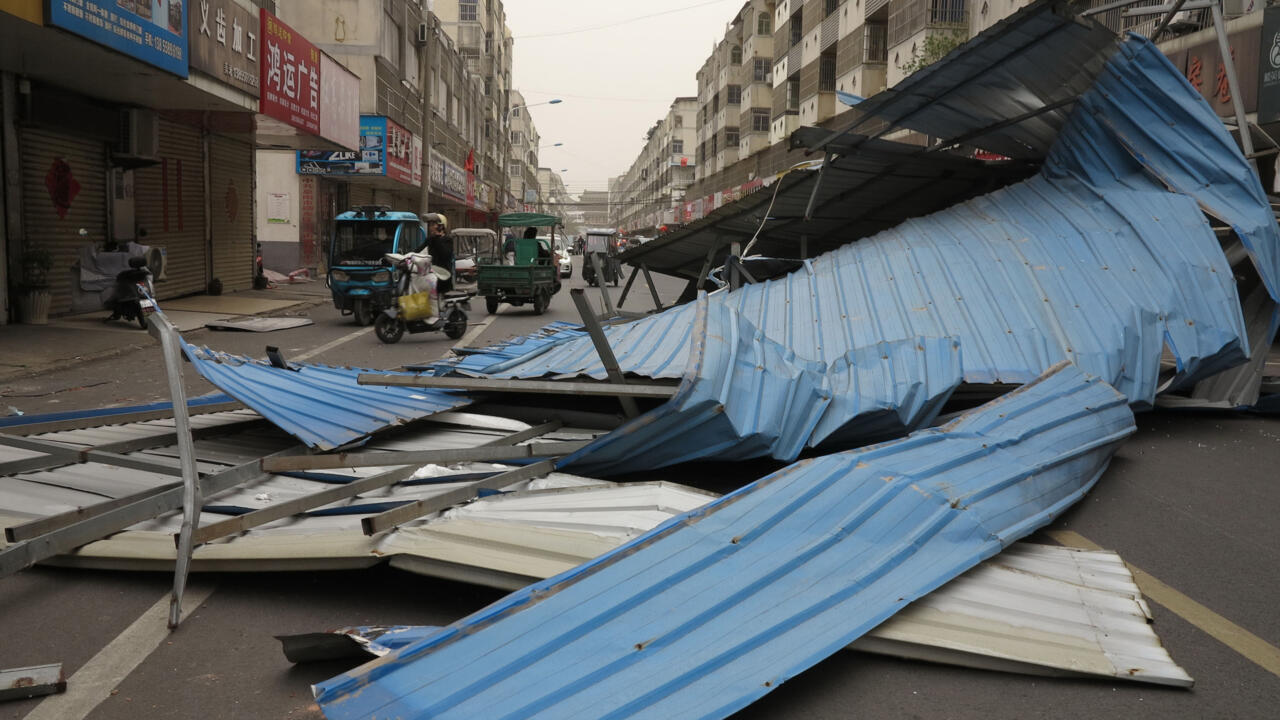 Warnings issued, flights cancelled as strong winds whip north China