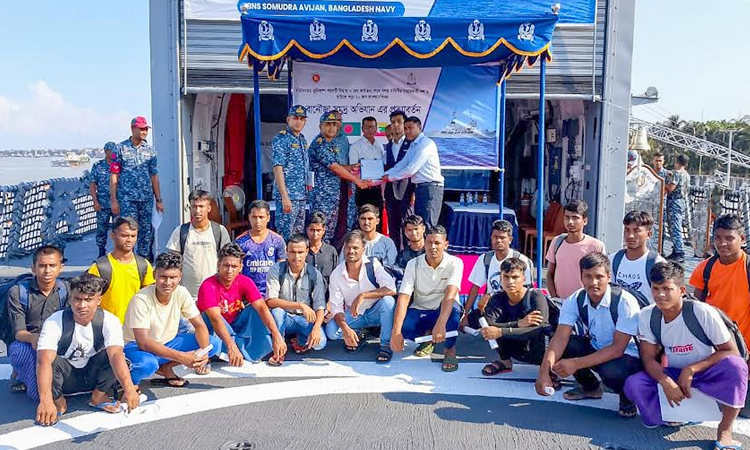 Bangladesh Navy ship returns with rescue team, repatriated nationals from Myanmar