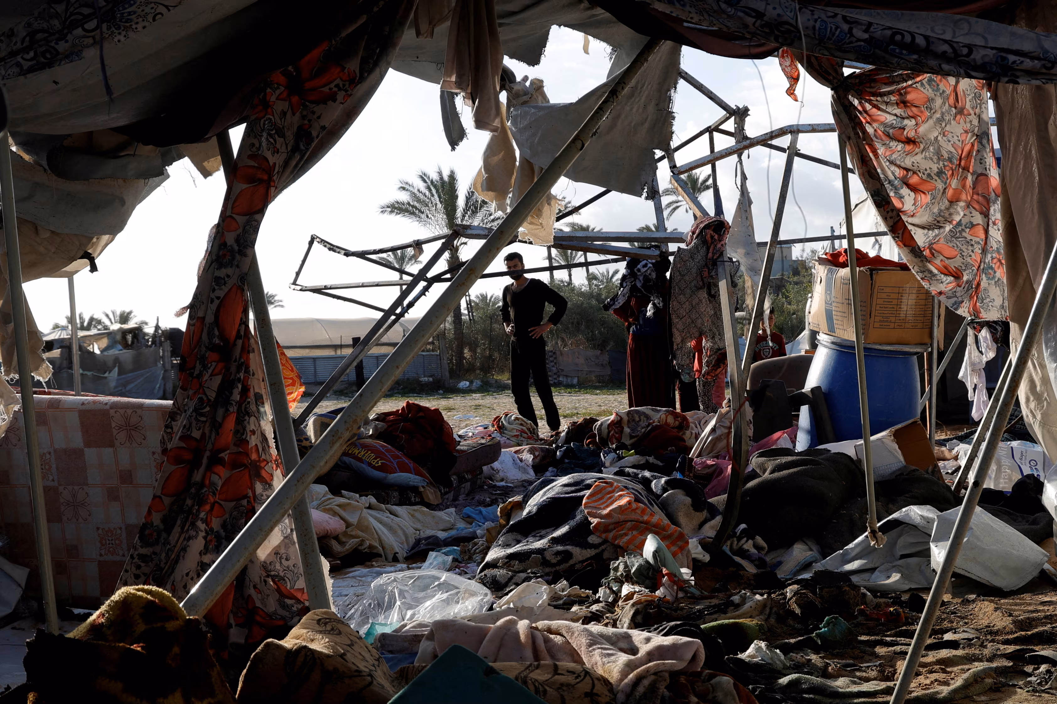 Israel defence minister says no humanitarian aid will enter Gaza
