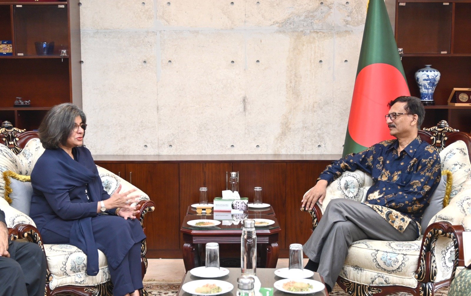 Pakistan foreign secretary calls on foreign adviser