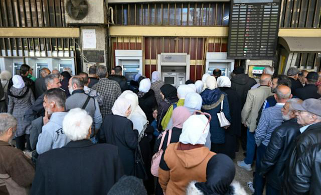 Cash crunch leaves Syrians queueing for hours to collect salaries