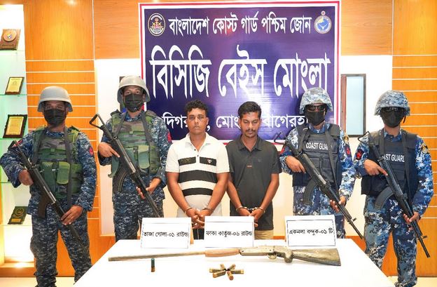 Two dacoits detained with firearms in Sundarbans