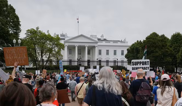 US Supreme Court intervenes to block Trump deportations