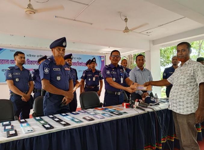 Police return 101 missing mobile phones, Tk 3 lakh to owners