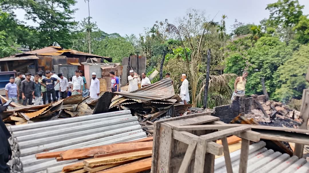 11 shops gutted in Chandpur